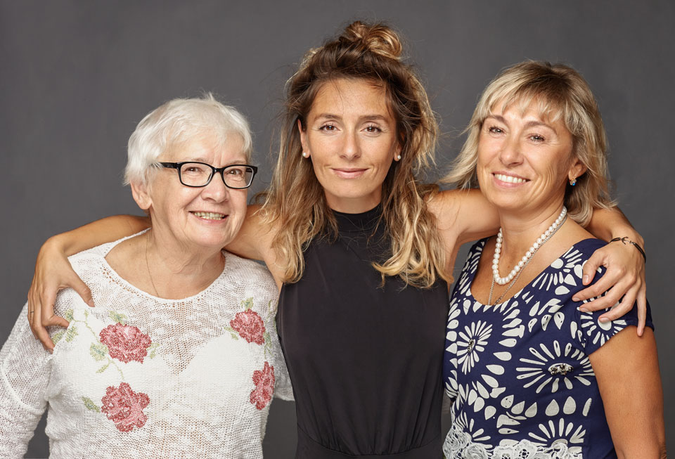 Drei Frauen aus Generation (Großmutter, Mutter, Tochter)